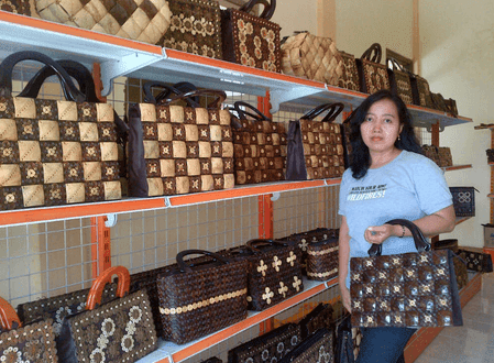 Batok Kelapa Dirubah Menjadi Tas Berharga