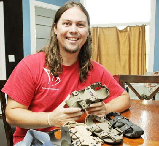 Kisah Pembuat Sandal yang Bisa Melar Sendiri