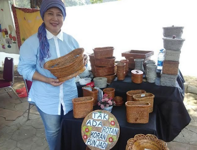 Pengusaha Kerajinan Koran Ranny Kreasi