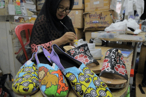 Usaha Kesenian Sepatu Lukis Tidak Lekang Untung