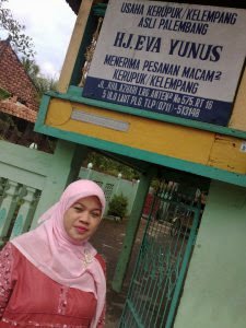 Pengusaha Kerupuk Kemplang Palembang Eva Yunus