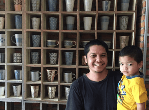 Pembuat Keramik Muda Menginspirasi Usaha