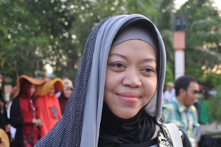 Bisnis Sampingan Pakaian Jadi Dannis Berbuah Manis