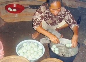 Usaha Telur Asin Bu Pinik Istimewa