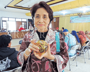 Pengusaha Sekaligus Trainer Gelas Lukis Alia Kraft