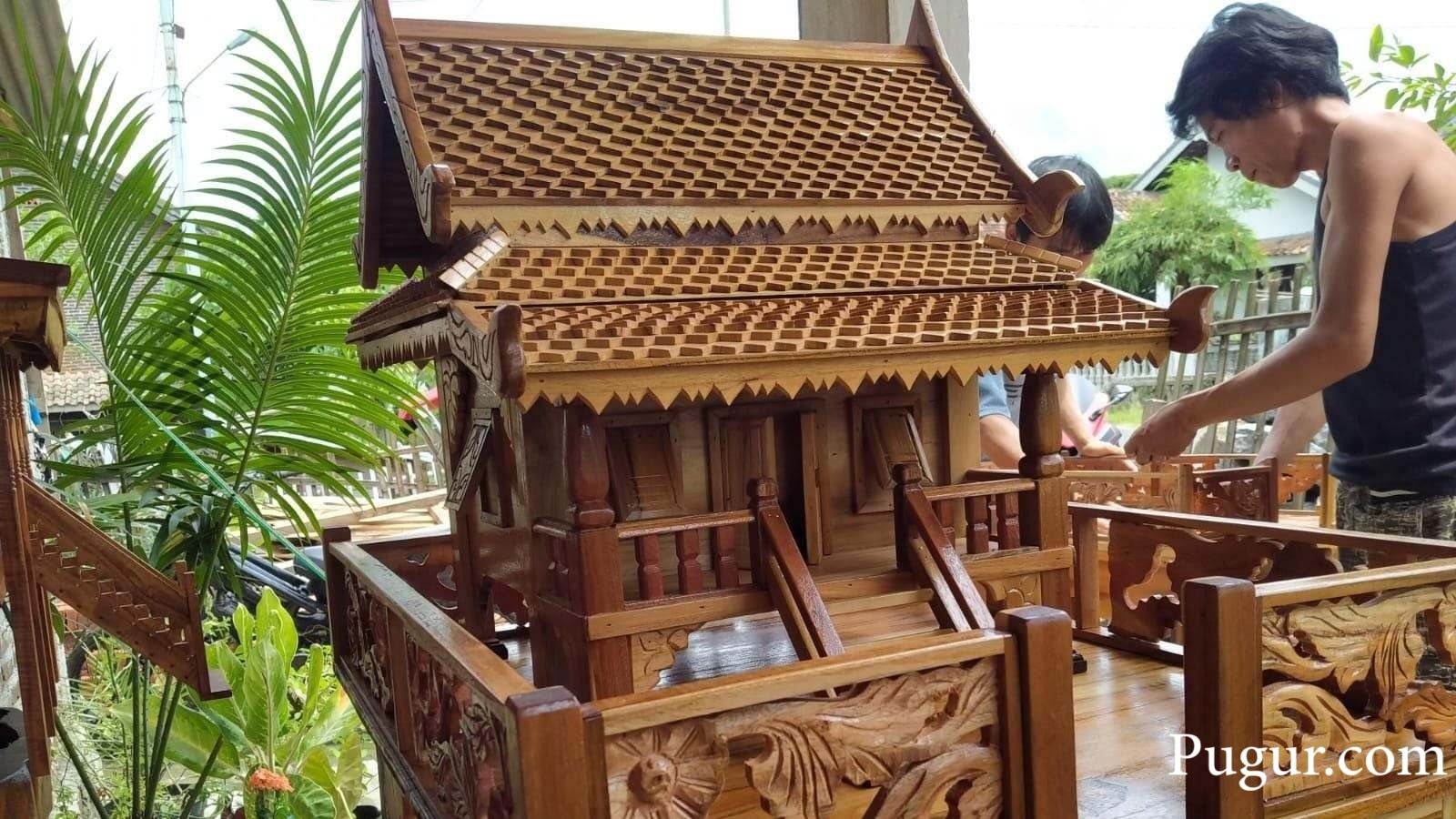 Usaha Replika Miniatur Bangunan dari Limbah Kayu & Resin: Kreativitas Bernilai Tinggi dari Bahan Sisa
