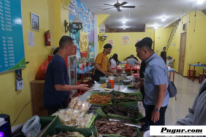 Kisah Sukses Penjual Soto: Dari Gerobak Pinggir Jalan, Iswahyudi Berhasil Kuliahkan Anak Hingga Jadi Bankir