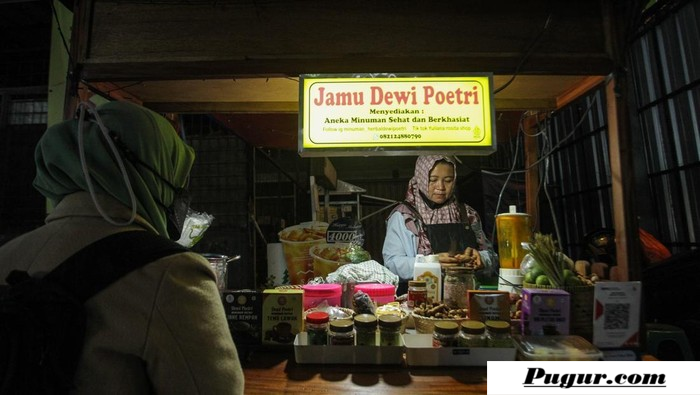 Peluang Usaha Jamu Kekinian: Cara Pedagang Jamu Menarik Milenial dan Raup Untung di Tengah Tren Minuman Manis