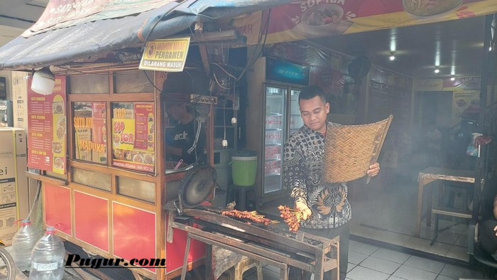 Perjuangan Haidir Jualan Sate 13 Tahun: Dari Trotoar Hingga Sukses Pindah ke Ruko, Omzet Tembus Rp8 Juta per Hari